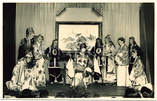 鏡湖醫院員工在醫院舞台上演出粵劇“打麵缸”（1963年）
